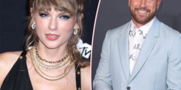 OMG! Does Travis Kelce Have A Picture Of Taylor Swift As His Phone's Lock Screen?!
