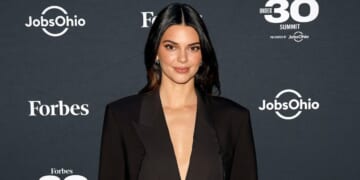 Kendall Jenner Doesn't Know What Knife to Use to Cut a Cake