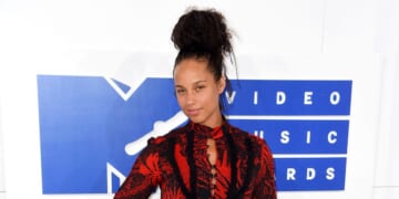 Alicia Keys on What Led Her to Stop Wearing Makeup and Embrace Aging