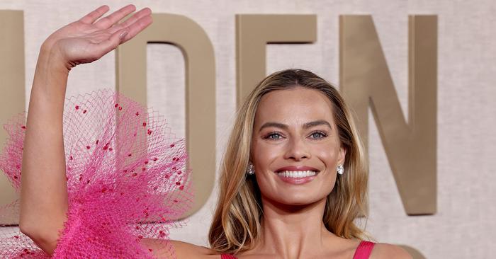The 2 Chanel Polishes Behind Margot Robbie’s Latest Manicure