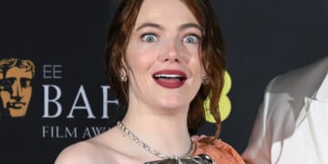 A Picture Of Emma Stone Eating A Chicken Pot Pie Is Going Viral, And This Whole Thing Is So Ridiculously Funny