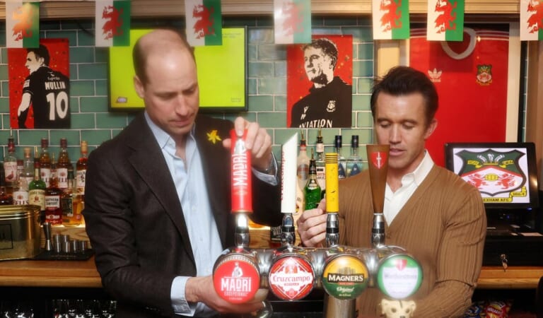 Prince William Drinks Beer With Rob McElhenney at Wrexham Pub