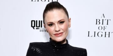Anna Paquin 'Having a Good Day' After Walking Red Carpet With Cane